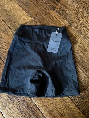 NWT DANYSU Black High-Waist Active Short Size Small